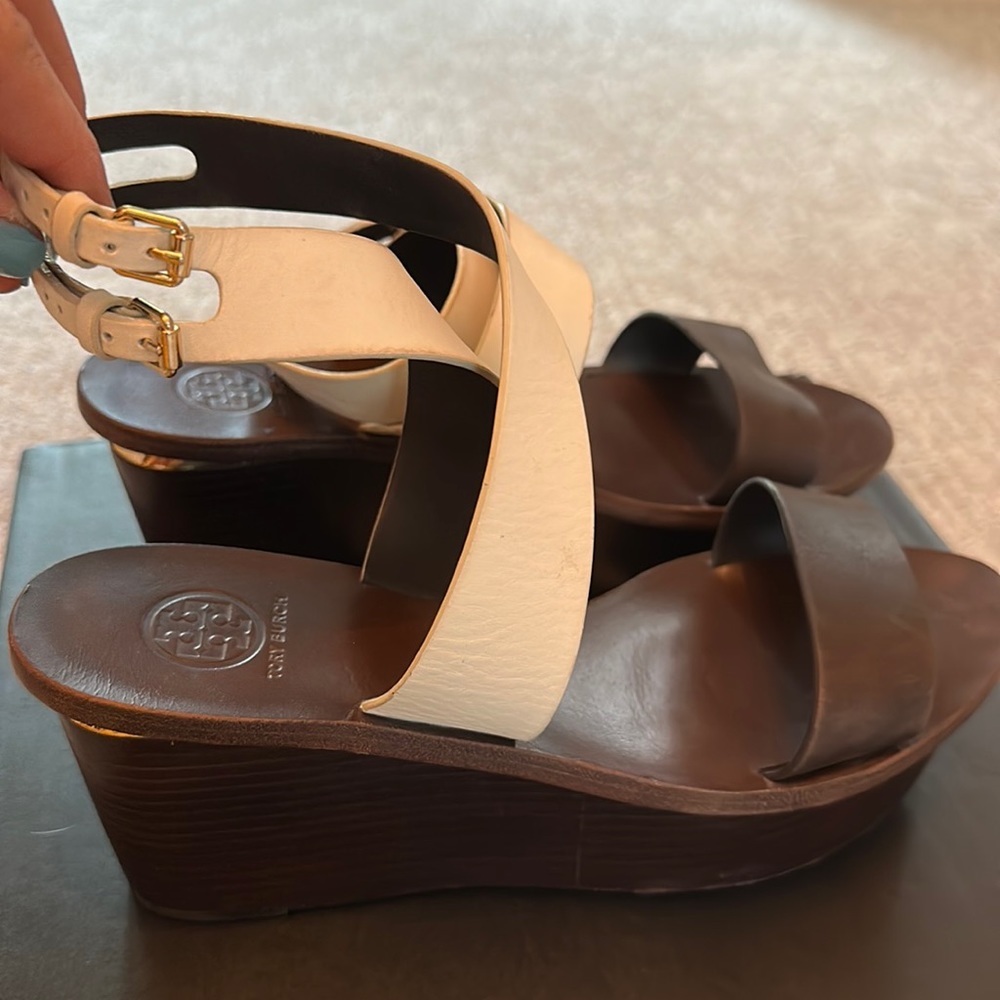 Gorgeous platform sandals. cross at ankles with gold accent!